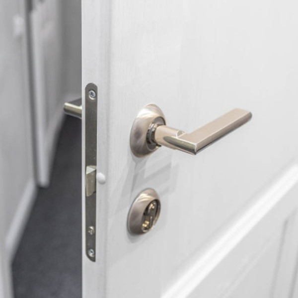 БРАВИ, ДРЪЖКИ И СЕКРЕТНИ ПАТРОНИ