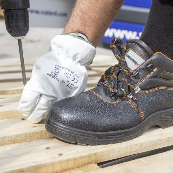 БОТУШИ И ОБУВКИ